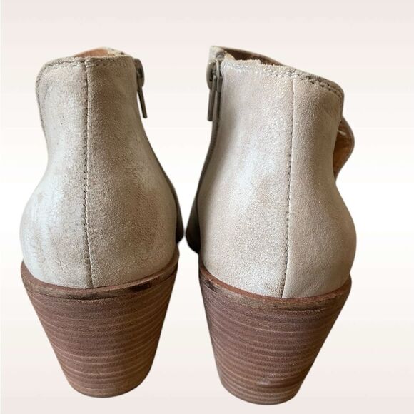 Lucky Brand Cream Suede Ankle Booties V-Cut wedge Melindi boots NWOB size 7.5 - Picture 3 of 13